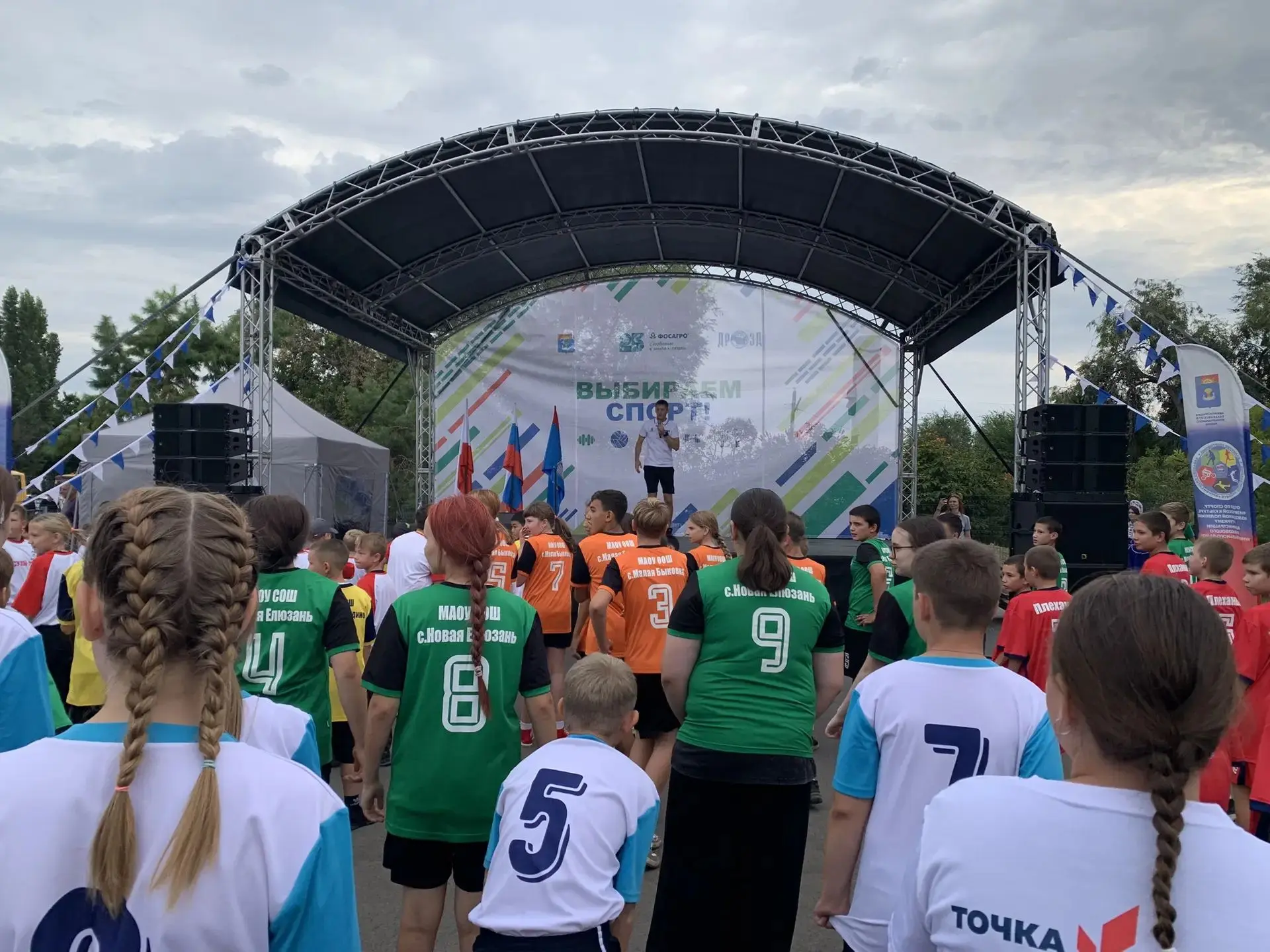 Зарядка вместе с олимпийским чемпионом. Сегодня спортивный марафон в Маянге объединил ш...