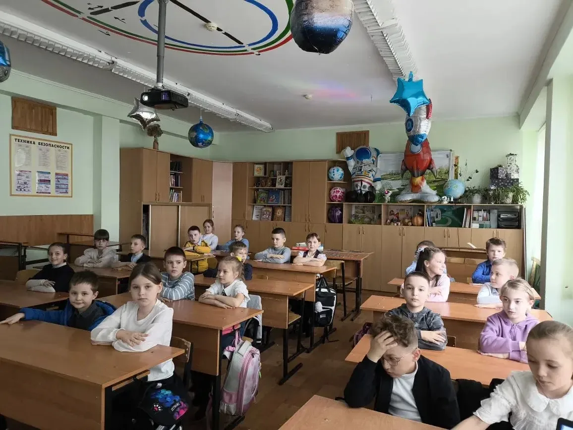 🚀 Гагаринские уроки в 2Б классе  Ученики 2Б класса провели настоящие Гагаринские уроки в своём косми
