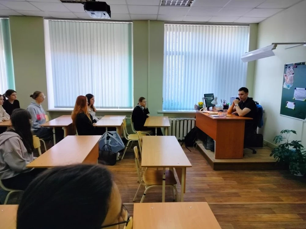 16 апреля в школе прошла встреча 10 класса с представителем ОПНХП⚙️

#Школа45 #Омск #Омск55 #ОПНХП