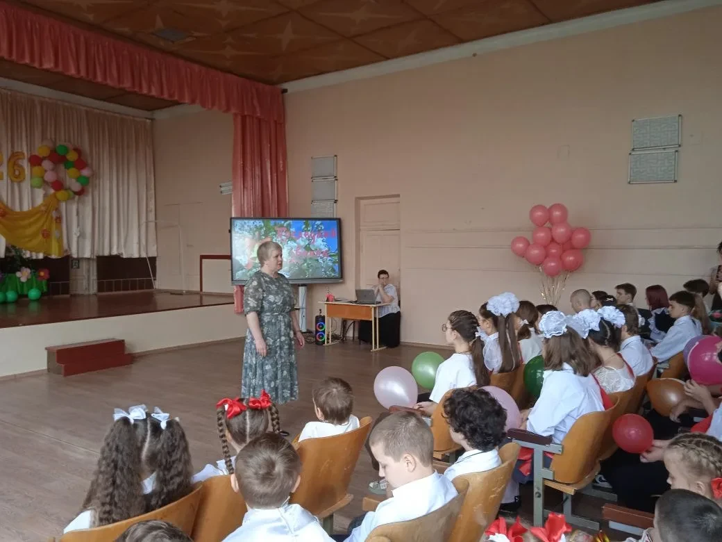 Сегодня в нашей школе состоялся один из самых замечательных праздников — последний звон...