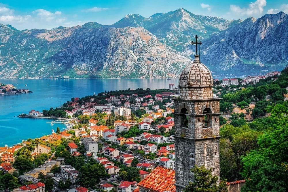 🇲🇪 Черногория — один из тех вариантов на лето, где не нужно выбирать между лежанием на пляже и фор