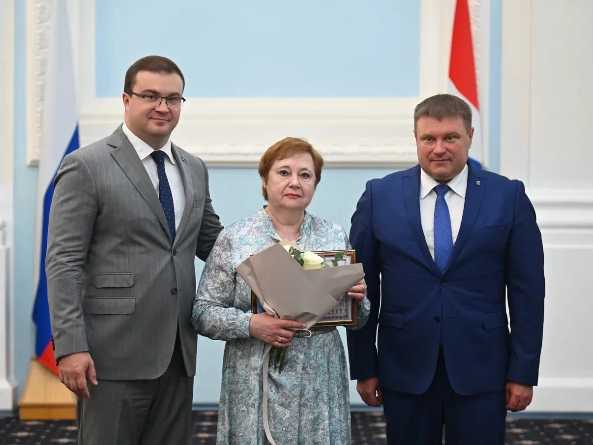В преддверии профессионального праздника в Правительстве Омской области вручили работникам сферы здр