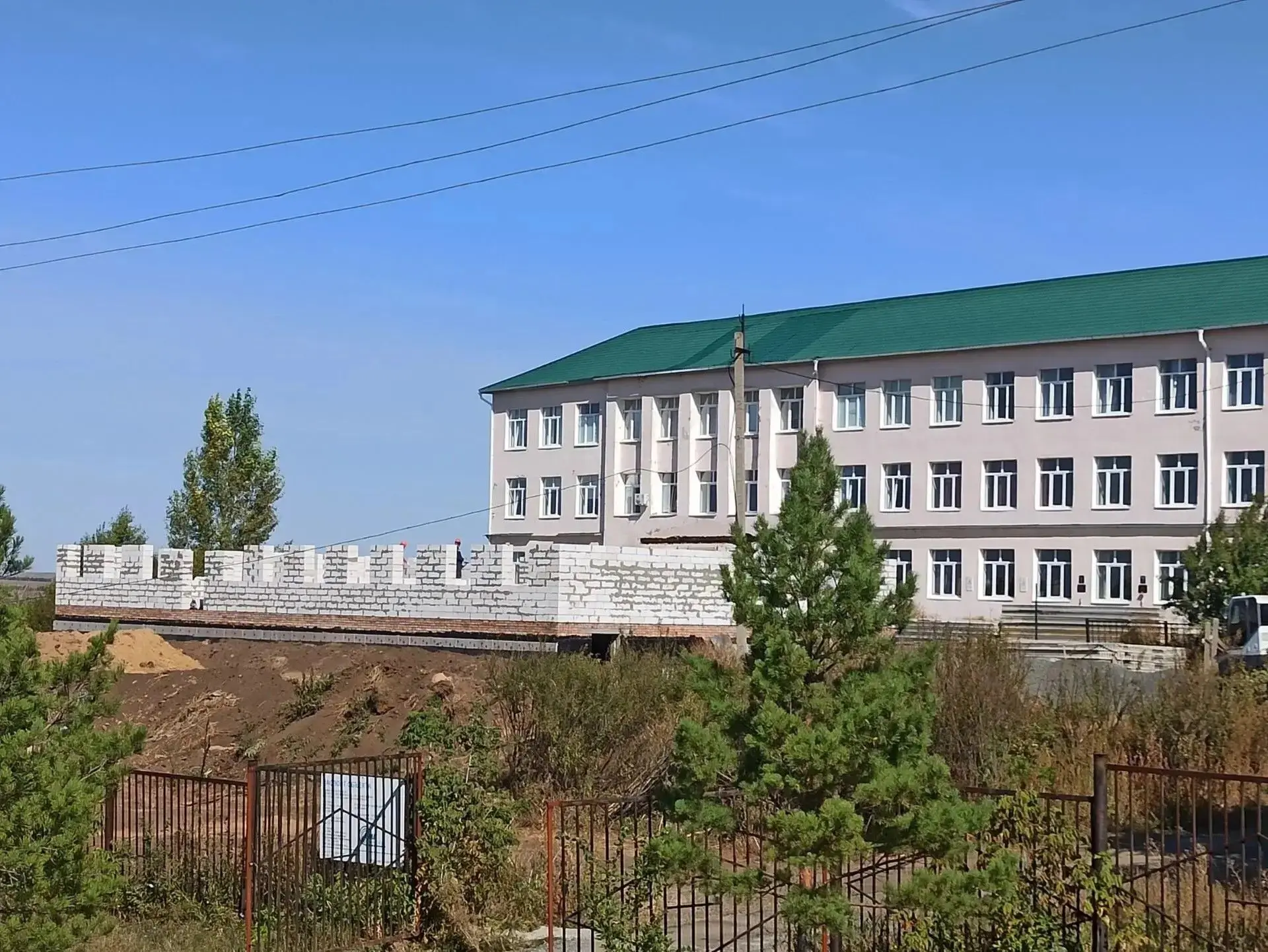 В школе №1 села Акъяр продолжается строительство нового пищеблока