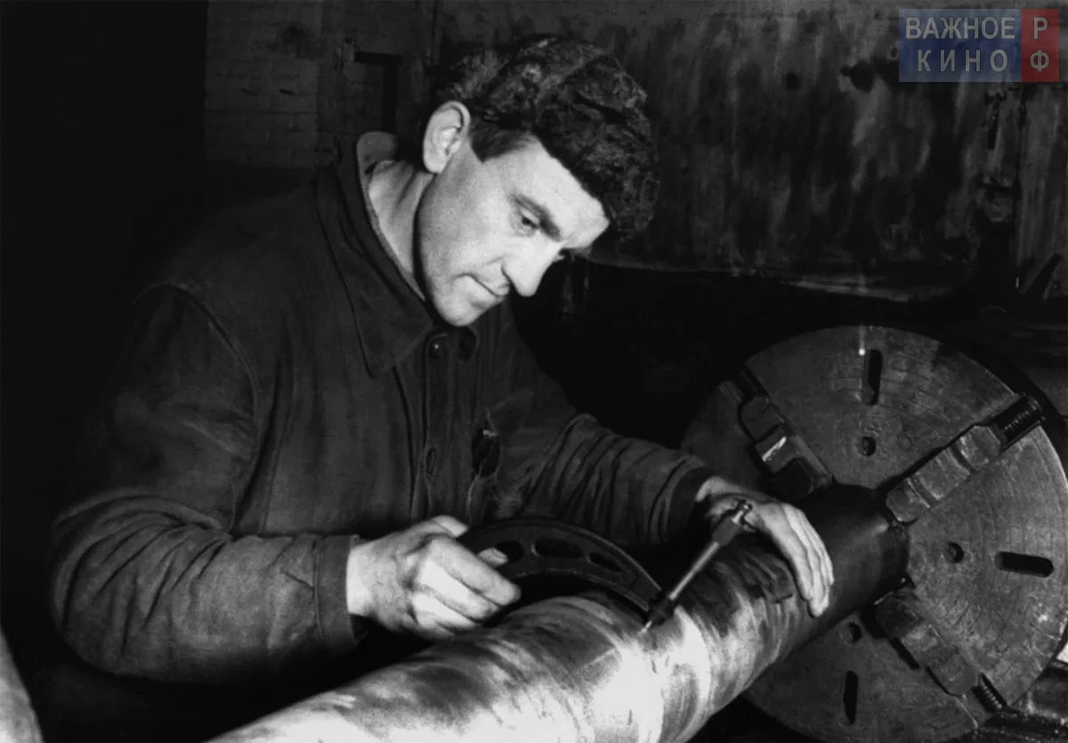 Токарь завода «Тулаэлектропривод» за работой. Тула, 10 октября 1942 года.