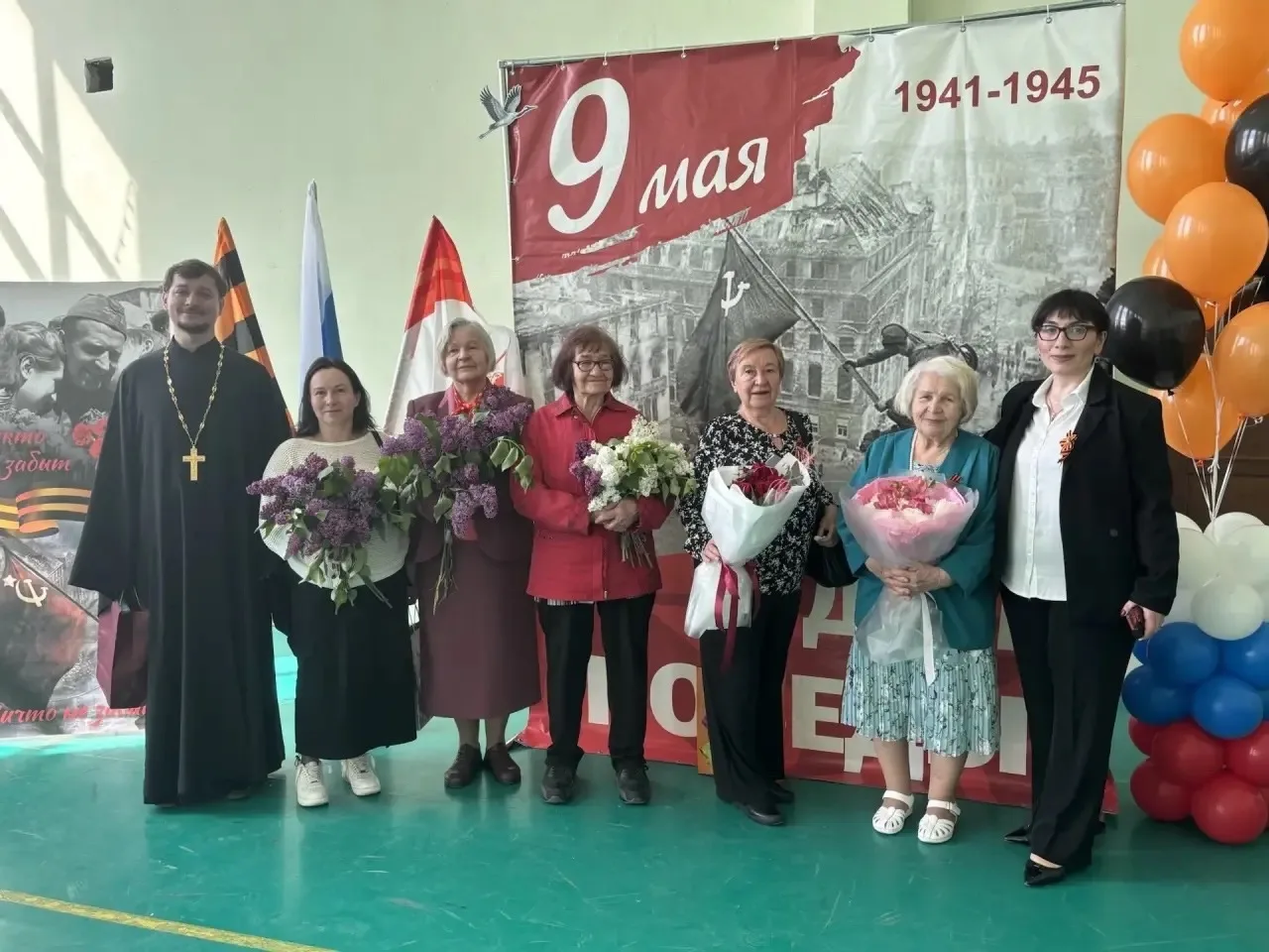 ⭐️7 мая в МАОУ "Школа 70" прошло традиционное мероприятие   "Бессмертный полк", объединившее  ученик