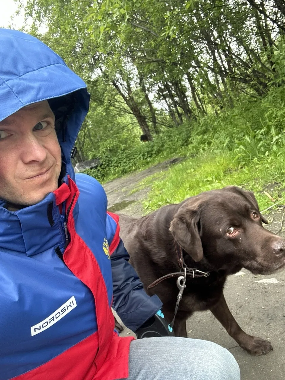 Милота дня 🥰 Спортсмены сборной России по санному спорту (дисциплина натурбан) в окружении своих дом