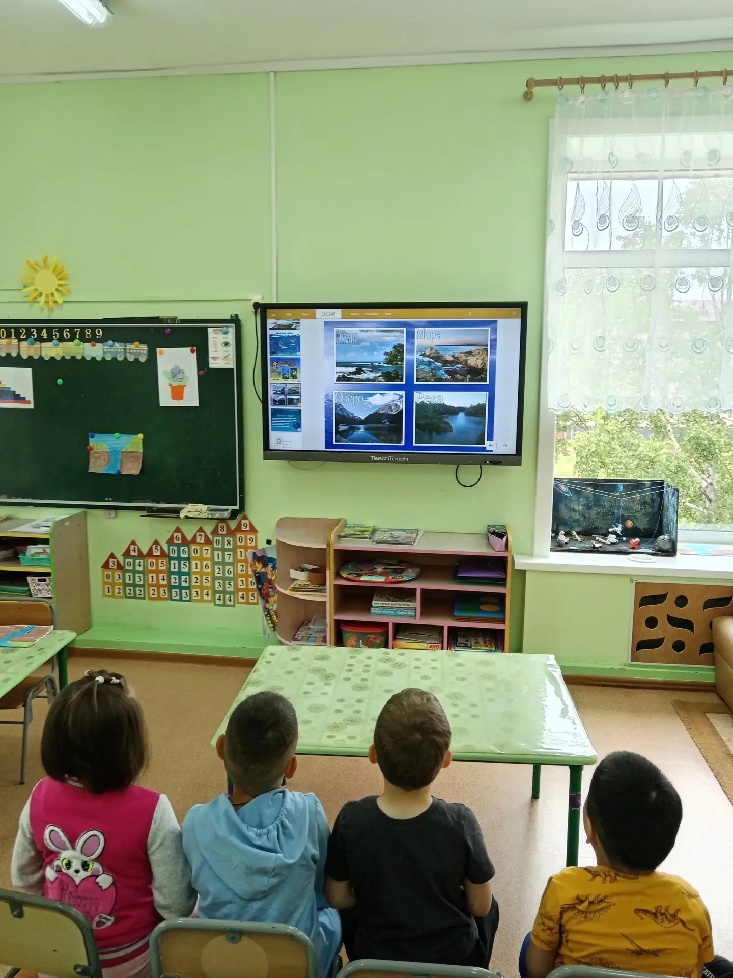 Капелька за капелькой: как «Пчёлки» подружились с водой! 🐝💦

В старшей группе «Пчёлки» было особен