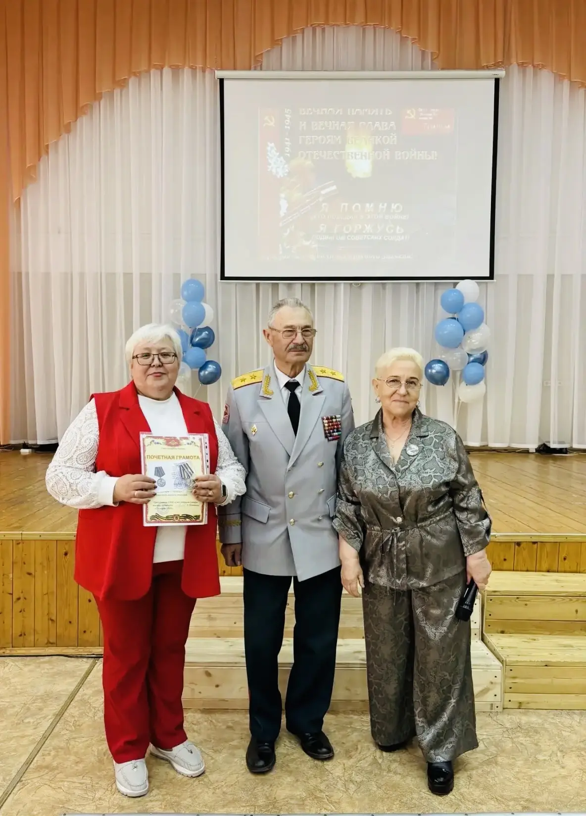 🇷🇺🤝 ДОБРЫМ ДЕЛАМ НЕ ПОМЕХА И ВОЗРАСТ 💙  В гостях у #школа49 — волонтёры «9 Роты» и СРОО ВБД «Континг
