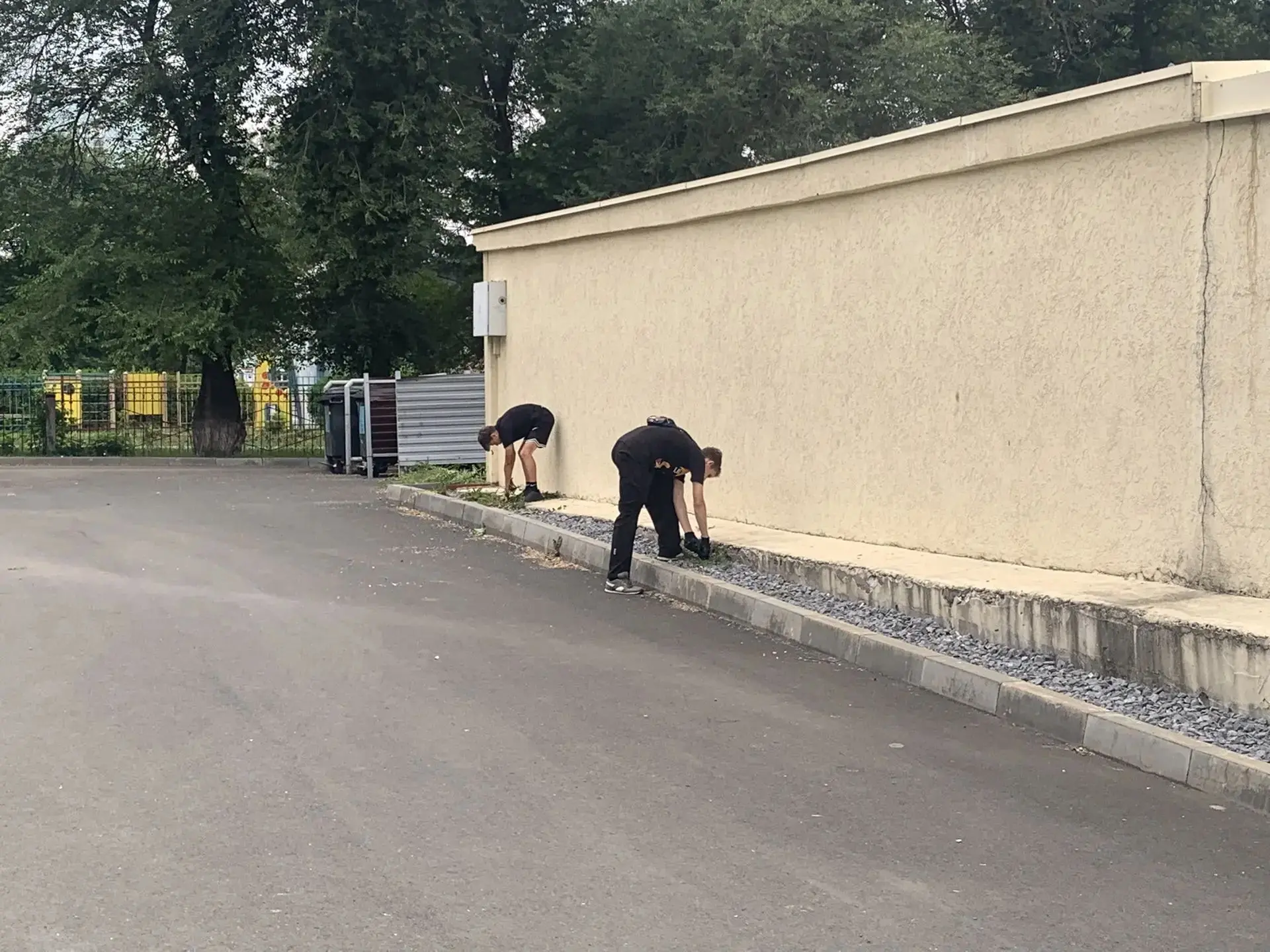 🎉 **Как мы наводим красоту: уборка школьной территории!** 🎉

Друзья, чистота и уют начинаются с на