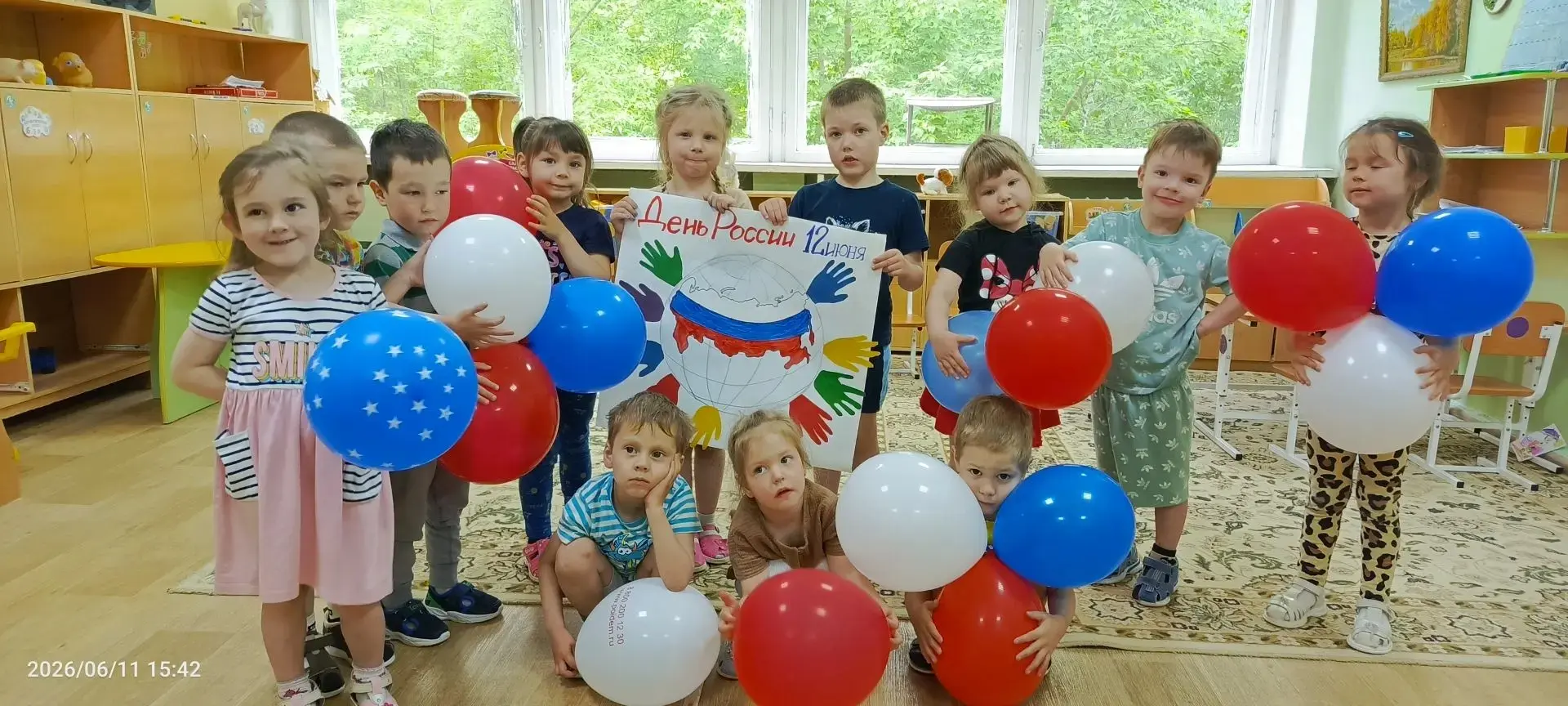 👧👦 Ребята из дежурной группы создали настоящий праздничный плакат  ко Дню  России 🇷🇺. Каждый реб