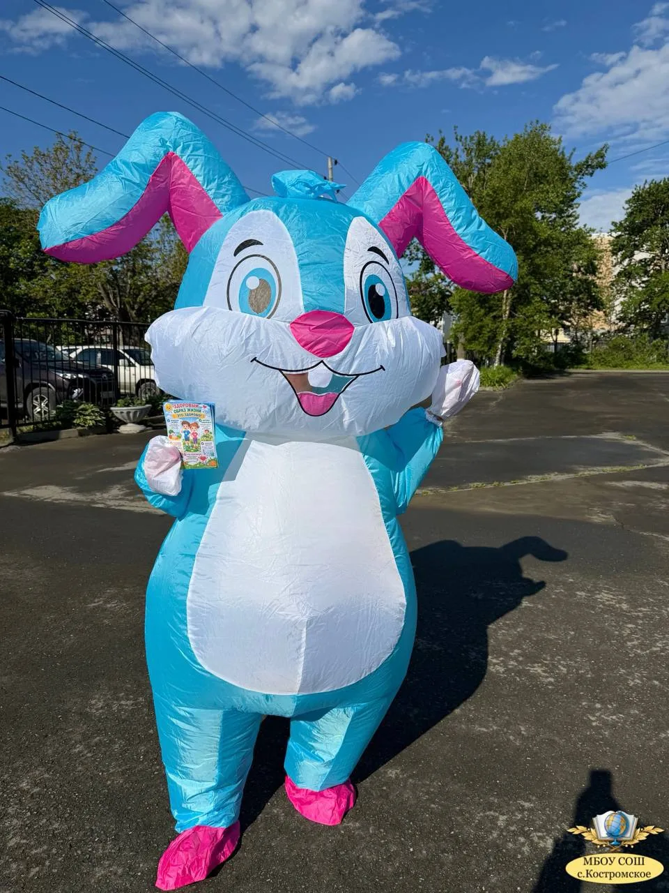 🐰 Здоровым быть модно!

Утром на территории школы ребят пришкольного лагеря встречал наш специальны