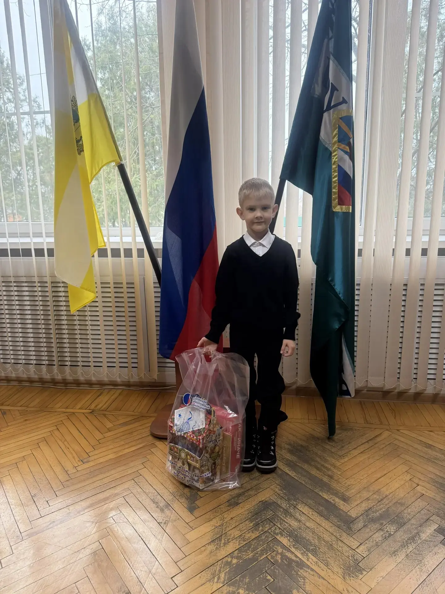 КТК ВРУЧАЕТ НОВОГОДНИЕ ПОДАРКИ  В последние дни декабря, когда повсеместно наряжают новогодние елки 