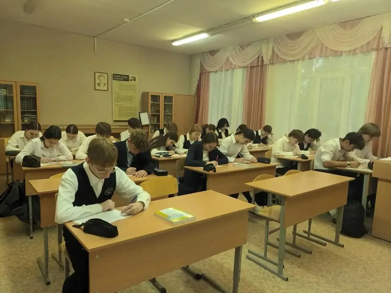 Бүген, 8нче сентябрьдә, Казан шәһәре Киров районы 4 нче татар гимназиясендә укучылар Да...