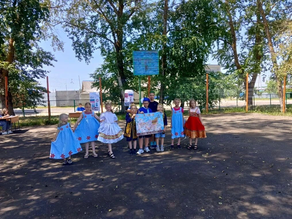 На территории школьного лагеря «Ромашка» состоялся настоящий праздник дружбы народов — ...
