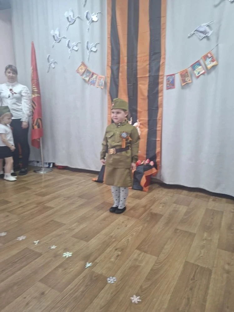 Праздничный смотр строя и песни в детском саду - это еще один способ развития патриотических чувств 