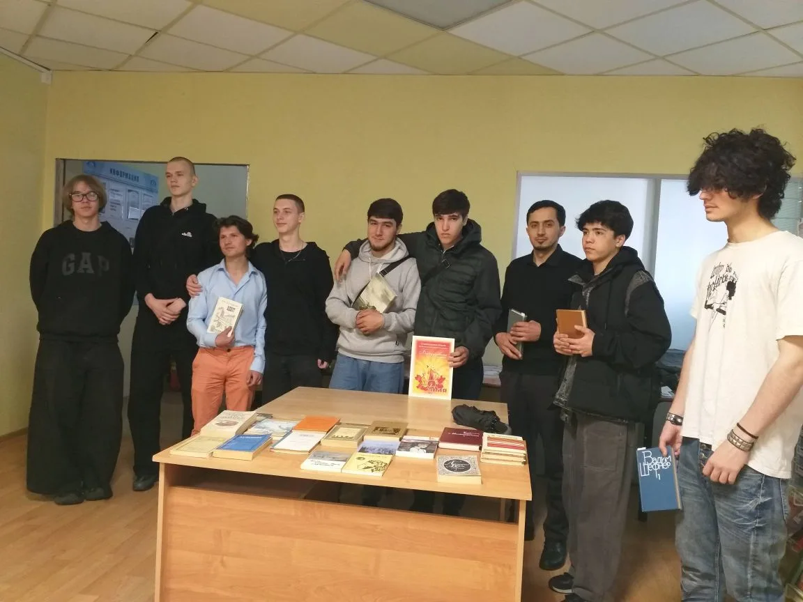 📚 Не просто библиотечный урок, а настоящее путешествие в историю Петербурга 
 
29 мая студенты 1 ку