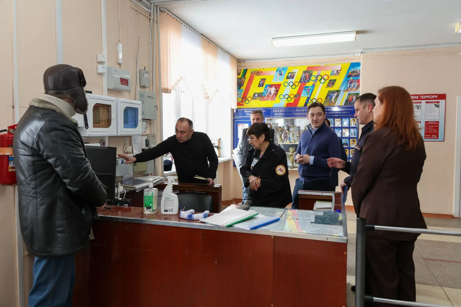 С утра проехал в школу №20.  Сегодня суббота, но здесь достаточно оживлённо: дети приходят на дополн