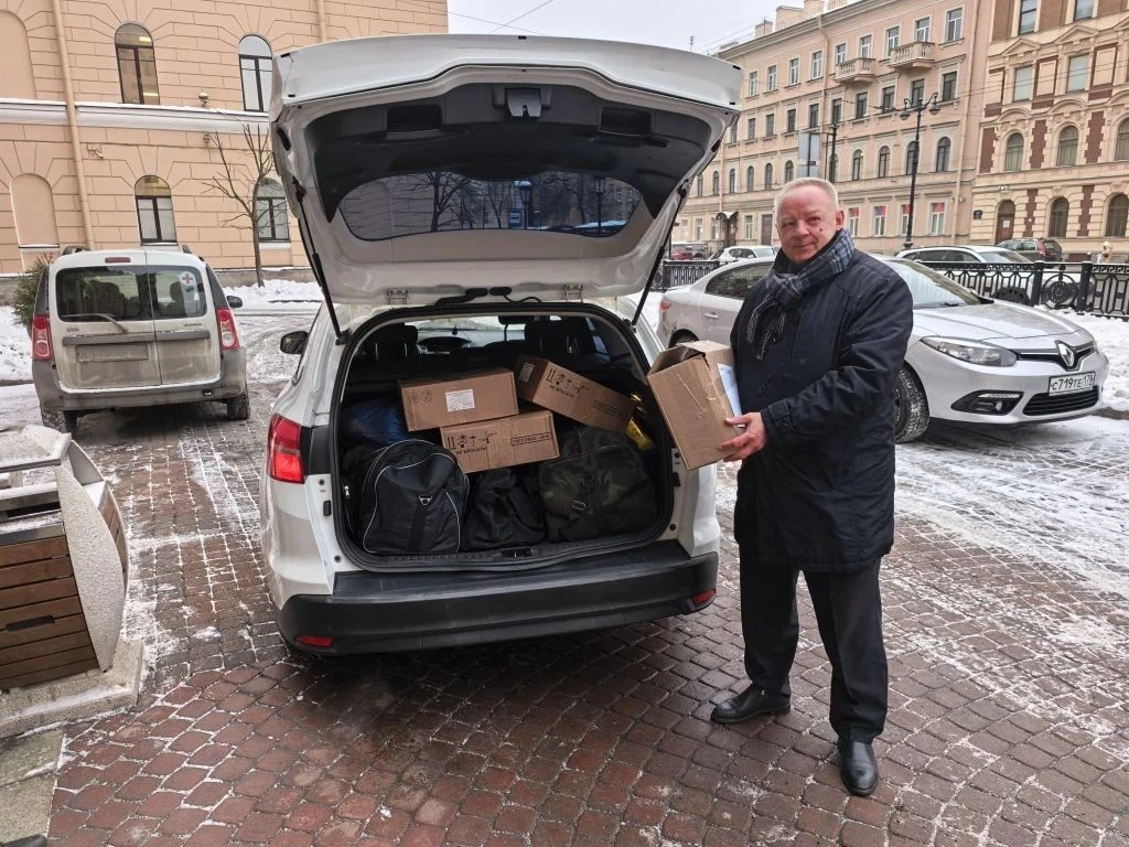 Спасатели Санкт-Петербурга передали соотечественникам более 730 кг гуманитарной помощи  Сотрудники п
