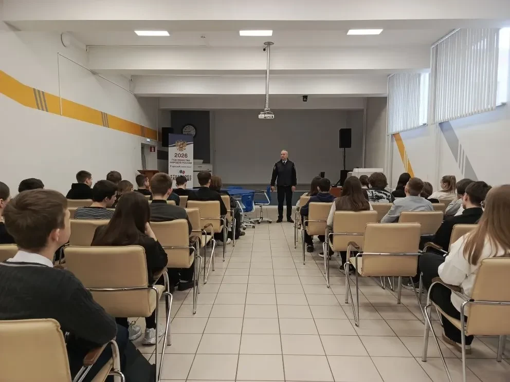 Профилактика, профориентация и диалог: подполковник полиции встретился с девятиклассниками гимназии.