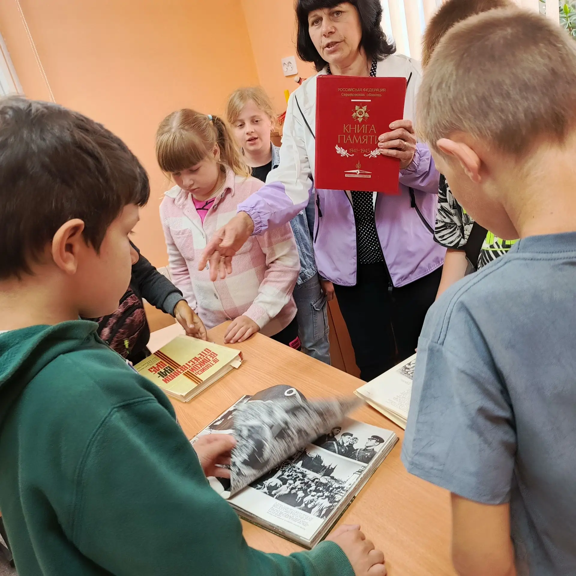 ПОМНИМ, ГОРДИМСЯ, ЧТИМ!🕯🪖💐

В летнем лагере Центра детского творчества прошло мероприятие "В серд