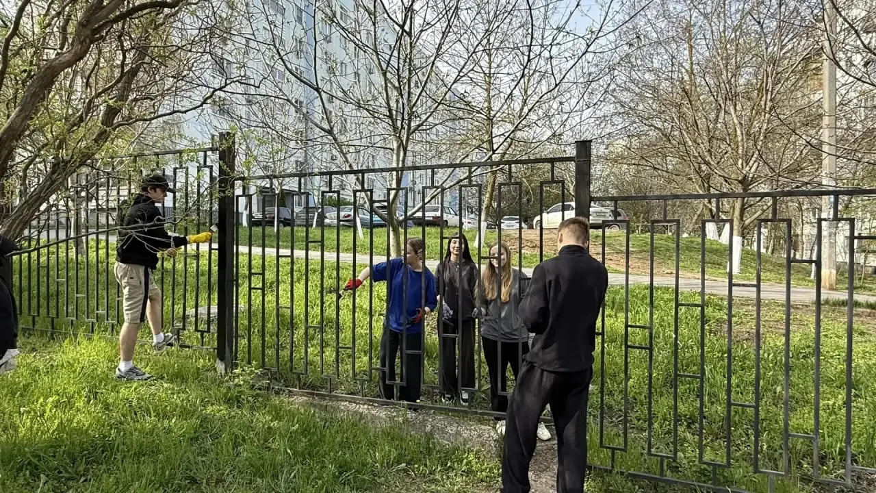 🌿ГОРОДСКОЙ СУББОТНИК🌿  Сегодня в нашей школе прошел первый весенний городской субботник☀️  🌺Весна — 