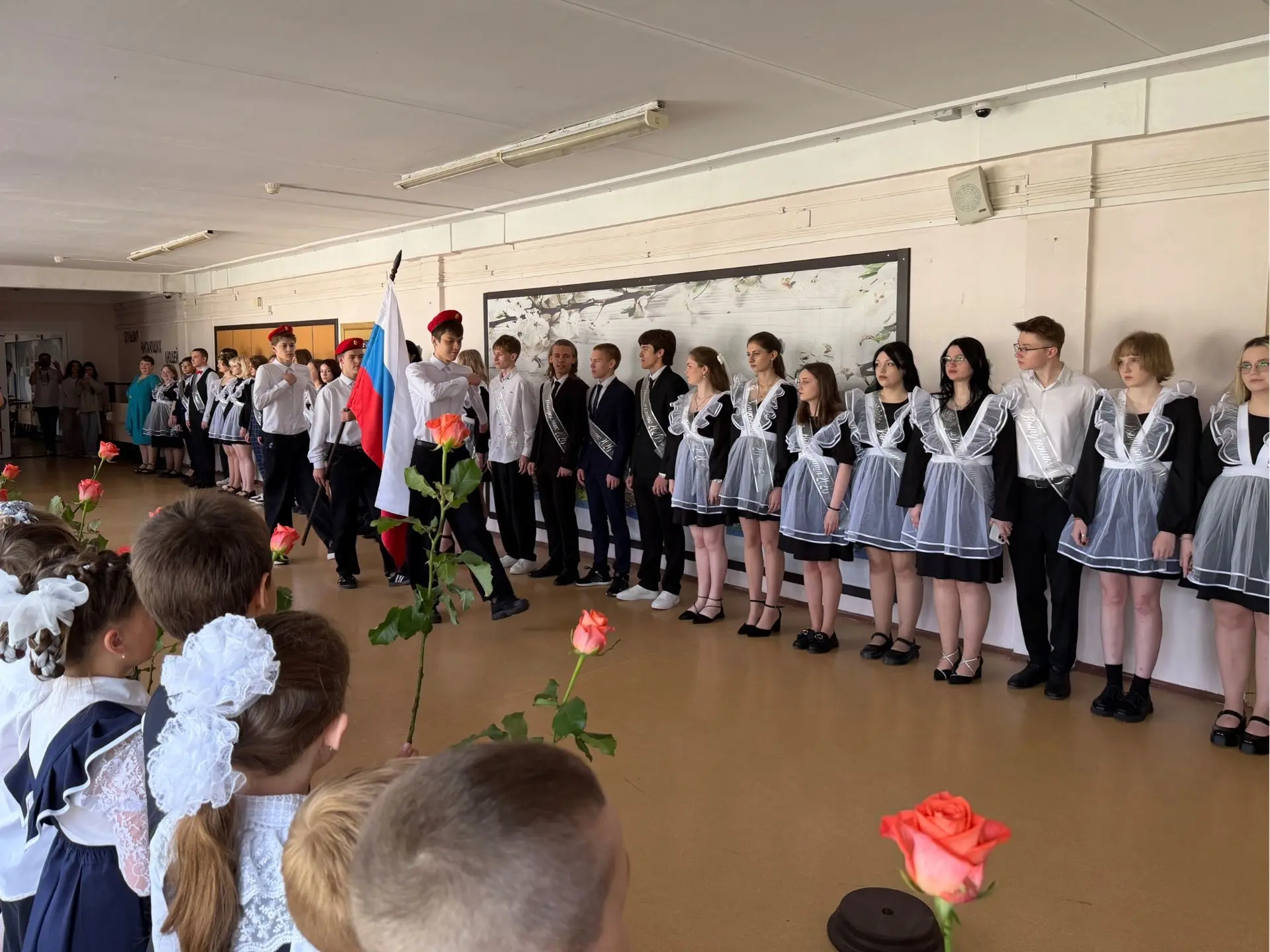 🔔 В МБОУ «Центр образования №3» прозвенел «Последний звонок».   🎵Торжественная музыка заполнила школ