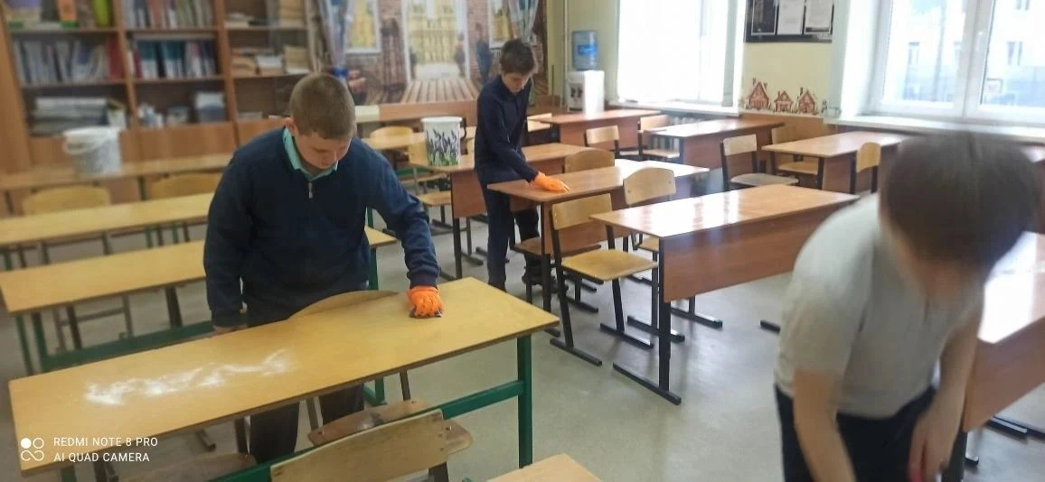 🧹 Школьный субботник: чистота начинается с нас!  В нашей школе прошёл традиционный субботник. Ученик