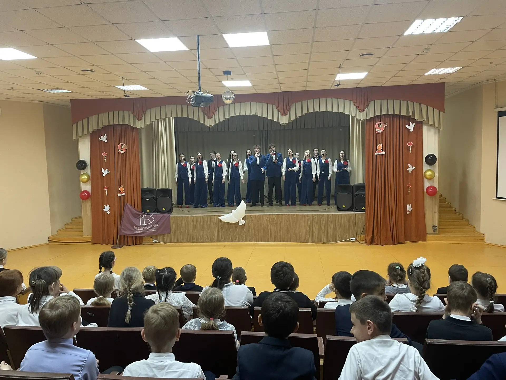 🎉 С Днём Победы! 🎉  Сегодня в нашей школе царила особенная атмосфера — мы вместе встречали 9 Мая! Пр