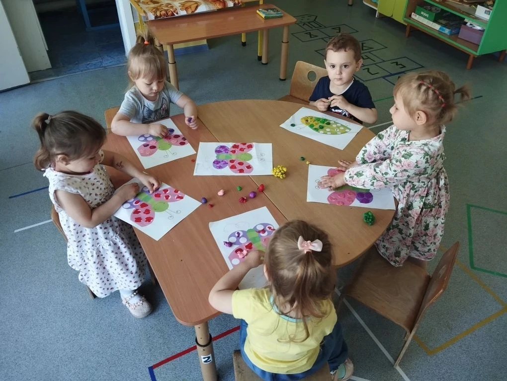 Пластилиновая бабочка

Наступило лето и теперь дети могут отдохнуть от ежедневных занятий и позанима
