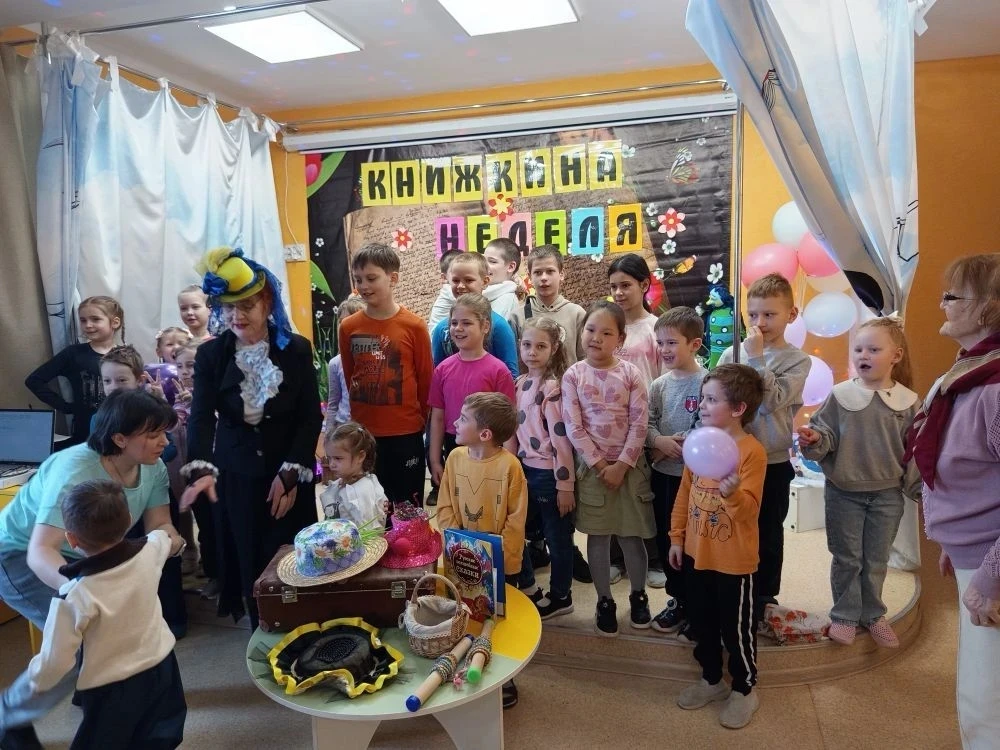 📚 Сказочное путешествие в мир книг!  📝 28 марта ученики 1Б класса вместе с родителями совершили увле
