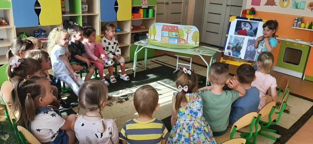 15 мая — День семьи,
Праздник доброты и любви!
Мама, папа, брат, сестра —
Вместе мы — одна семья!

 