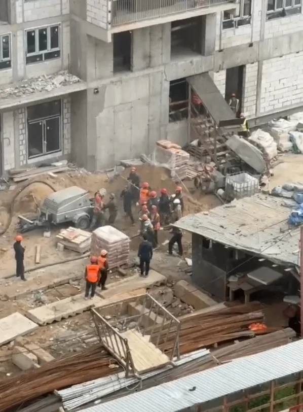 🤯 На стройке ЖК «Пехра» в Балашихе рабочие устроили массовую драку с кулаками и армату...