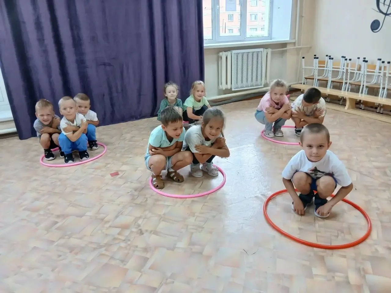 🎉 Весёлые старты в детском саду! 🎉

Дети с удовольствием играли в «Чей кружок скорее соберётся»: б
