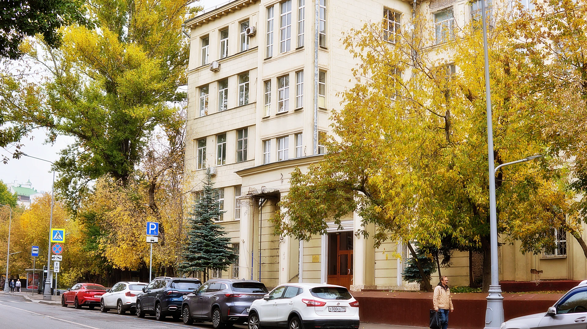 Бывшее здание Института Рыбного Хозяйства на Верхней Красносельской улице, Москва. В на...
