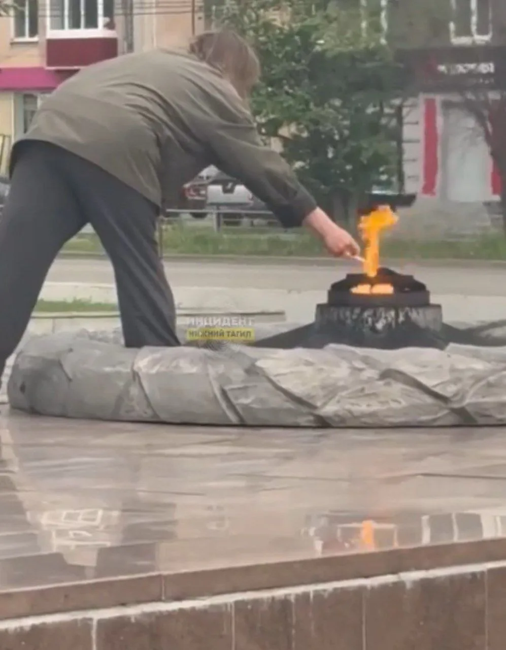🔥В Нижнем Тагиле задержали женщину, которая прикурила от Вечного огня.

По словам полиции, она была