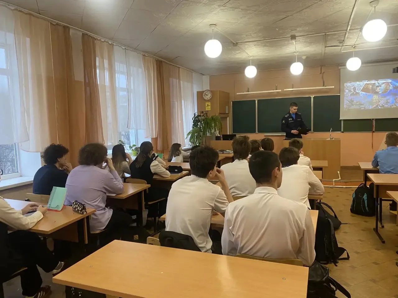 Курсанты из Военно-воздушной Академии им. Профессора Н. Е. Жуковского и Ю. А. Гагарина ...