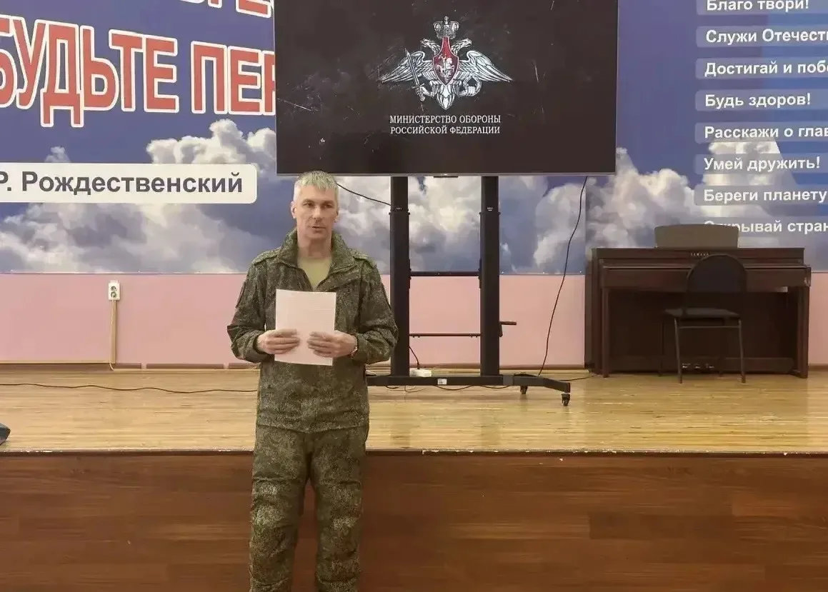 Служба Отечеству 🇷🇺 С чего начать?   В нашей школе прошла встреча с сотрудником военного комиссариат