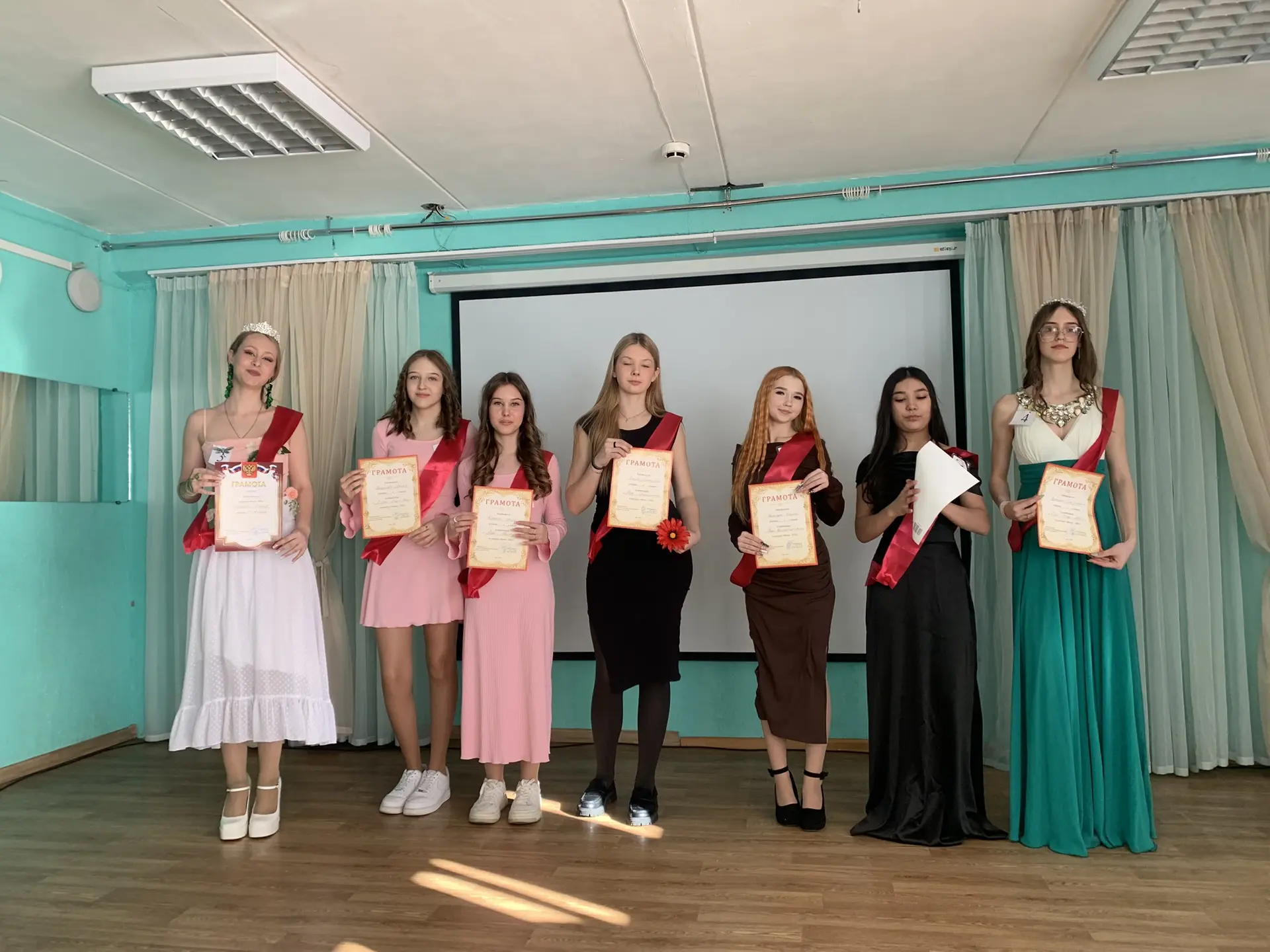 8 МАРТА 🌺  Международный женский день 🥰  Наши ученики не только поздравили мам, учителей, бабушек, о