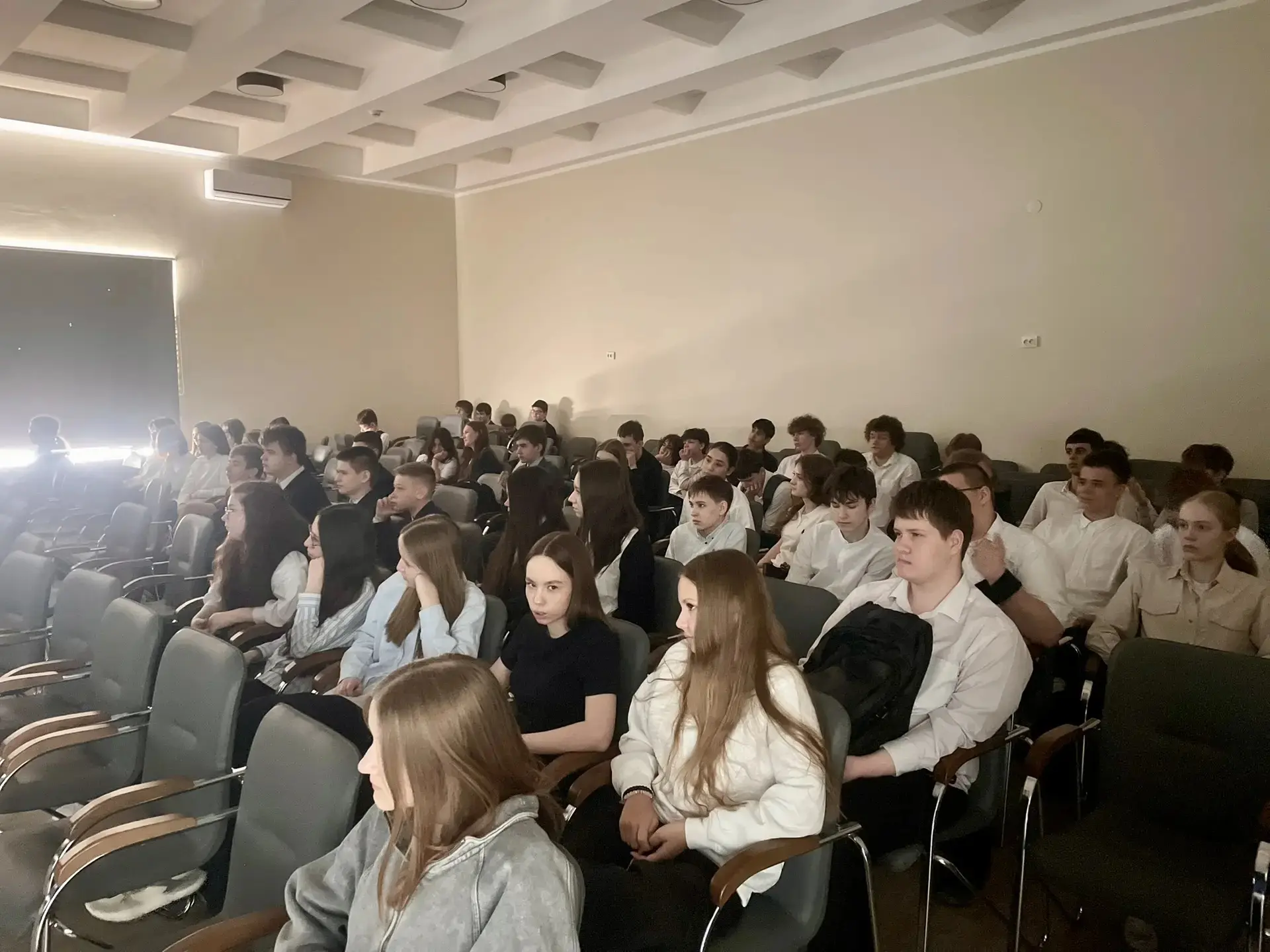 🌠 Просмотр фильмов, посвящённых декаде Гагарина и первому выходу человека в открытый космос 🛰️  Сего