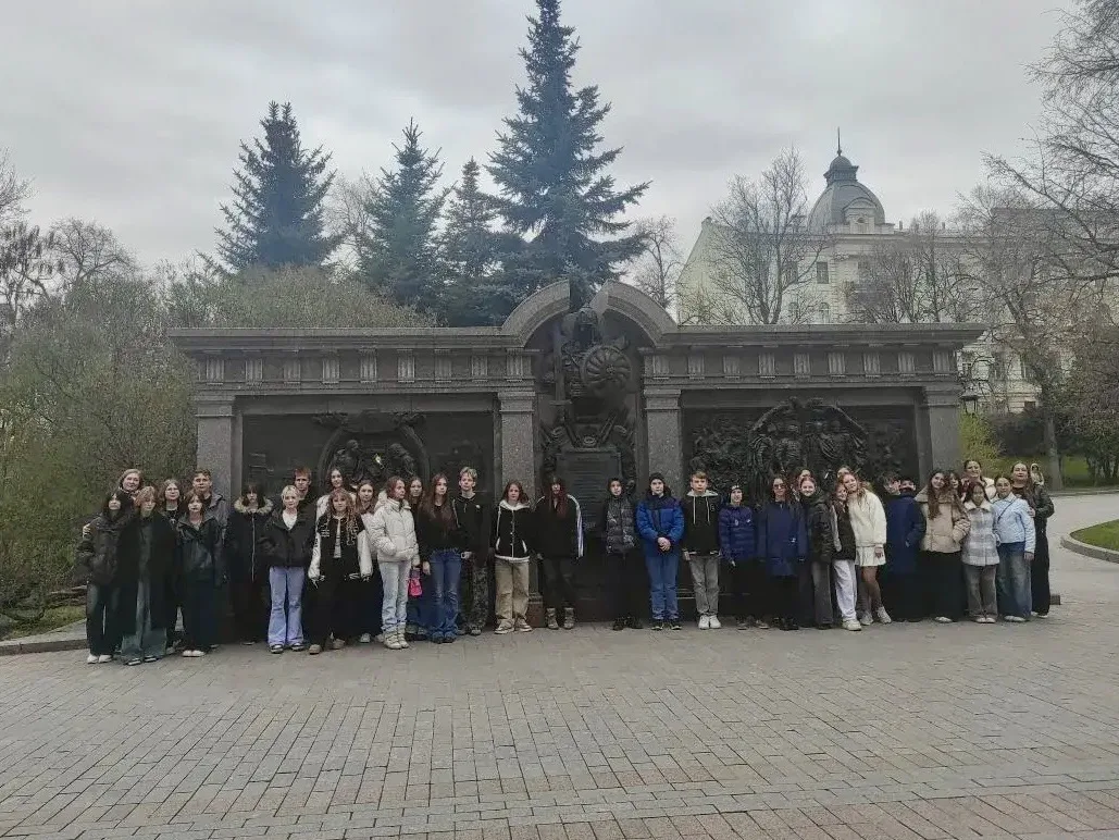 👑 Путешествие в историю  14 апреля ученики 5Б и 8П классов посетили Оружейную палату Московского Кре