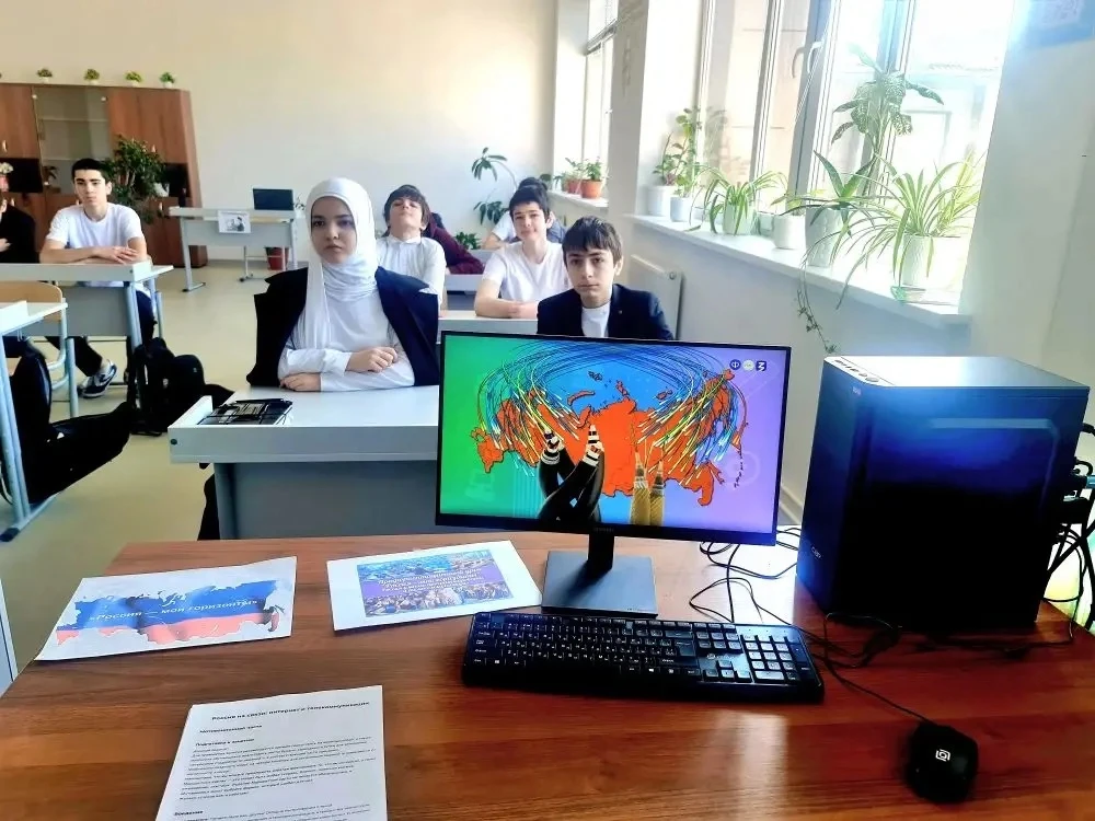 🇷🇺 Сегодня, в рамках увлекательного курса «Россия – мои горизонты», в 8 классе под руководством клас