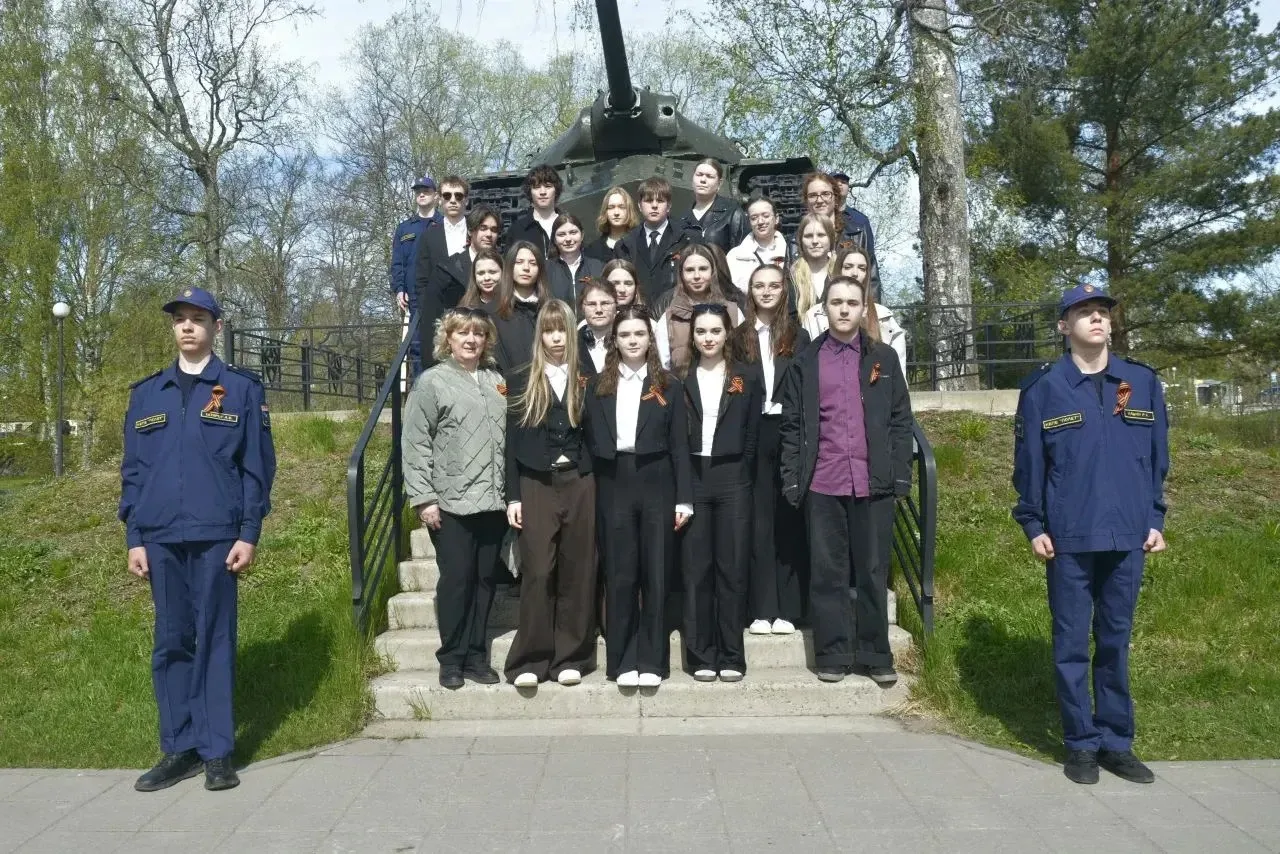 Сегодня учащиеся 10–11 классов приняли участие в торжественном митинге «Май. Победа. Го...