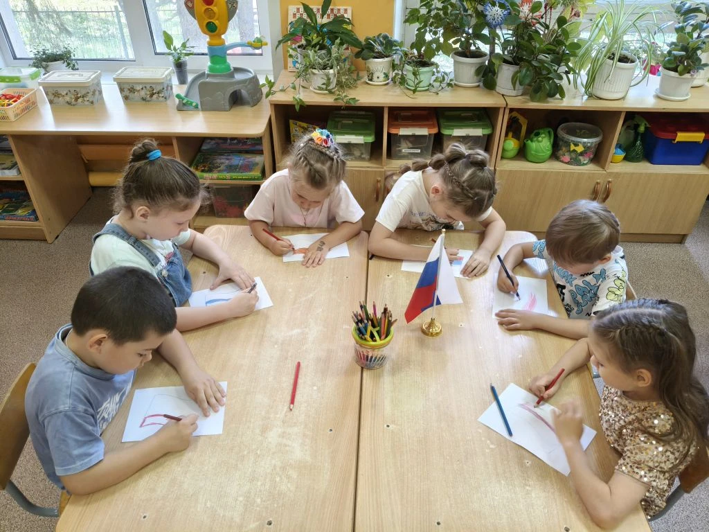 В преддверии  праздника, посвящённому  Дню Российского флага, сегодня мы с детьми прове...