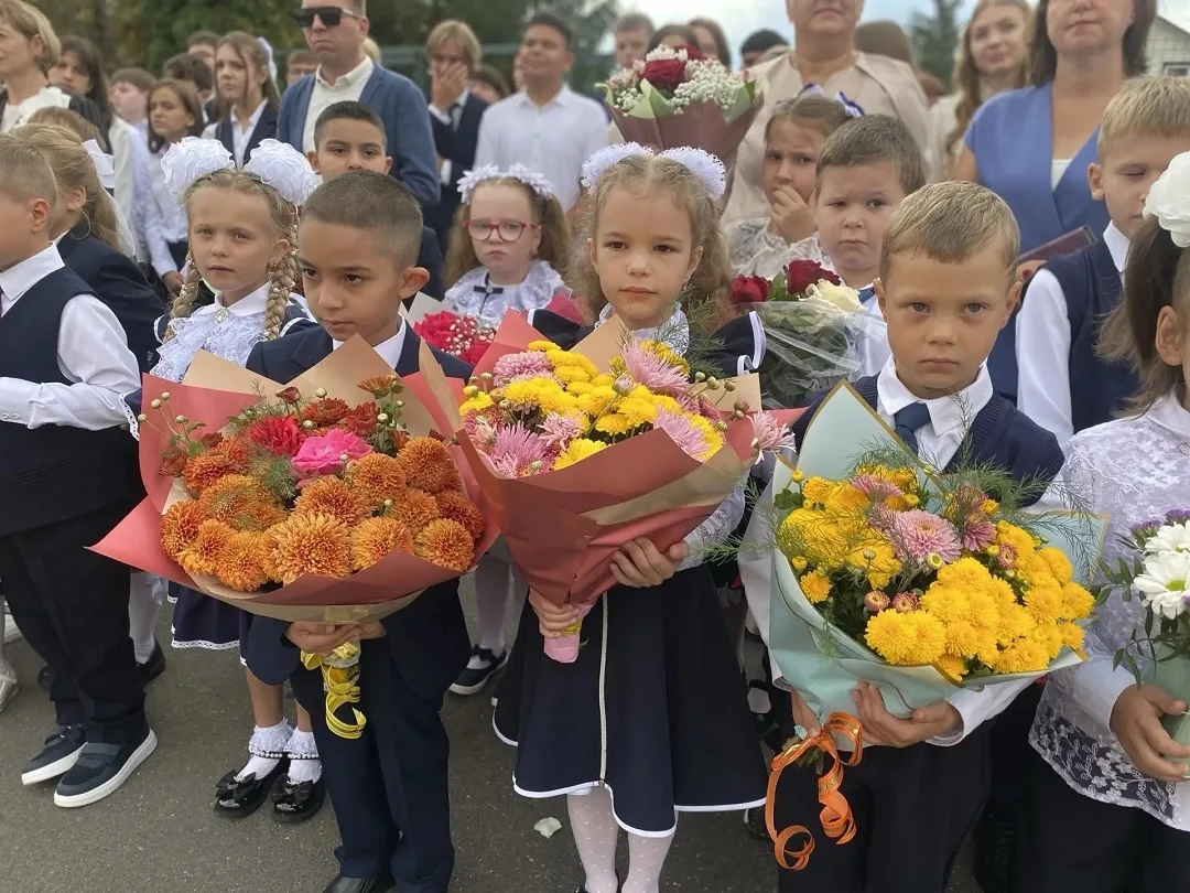✨Сегодня у болховских школьников — День знаний, день белых бантов, красивой формы, нове...