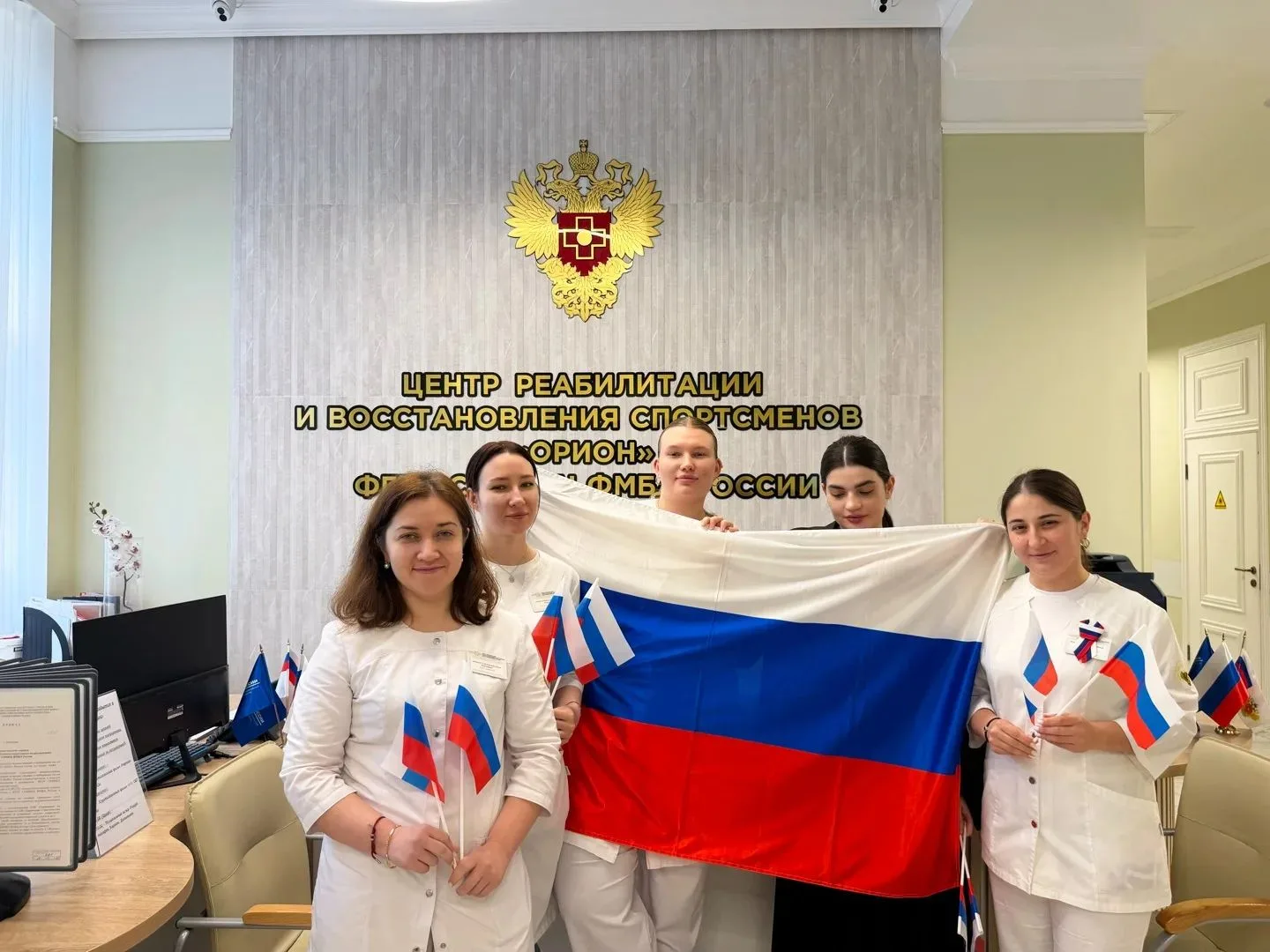 Участники молодежного совета  СКФНКЦ ФМБА России развернули Государственные флаги Росси...