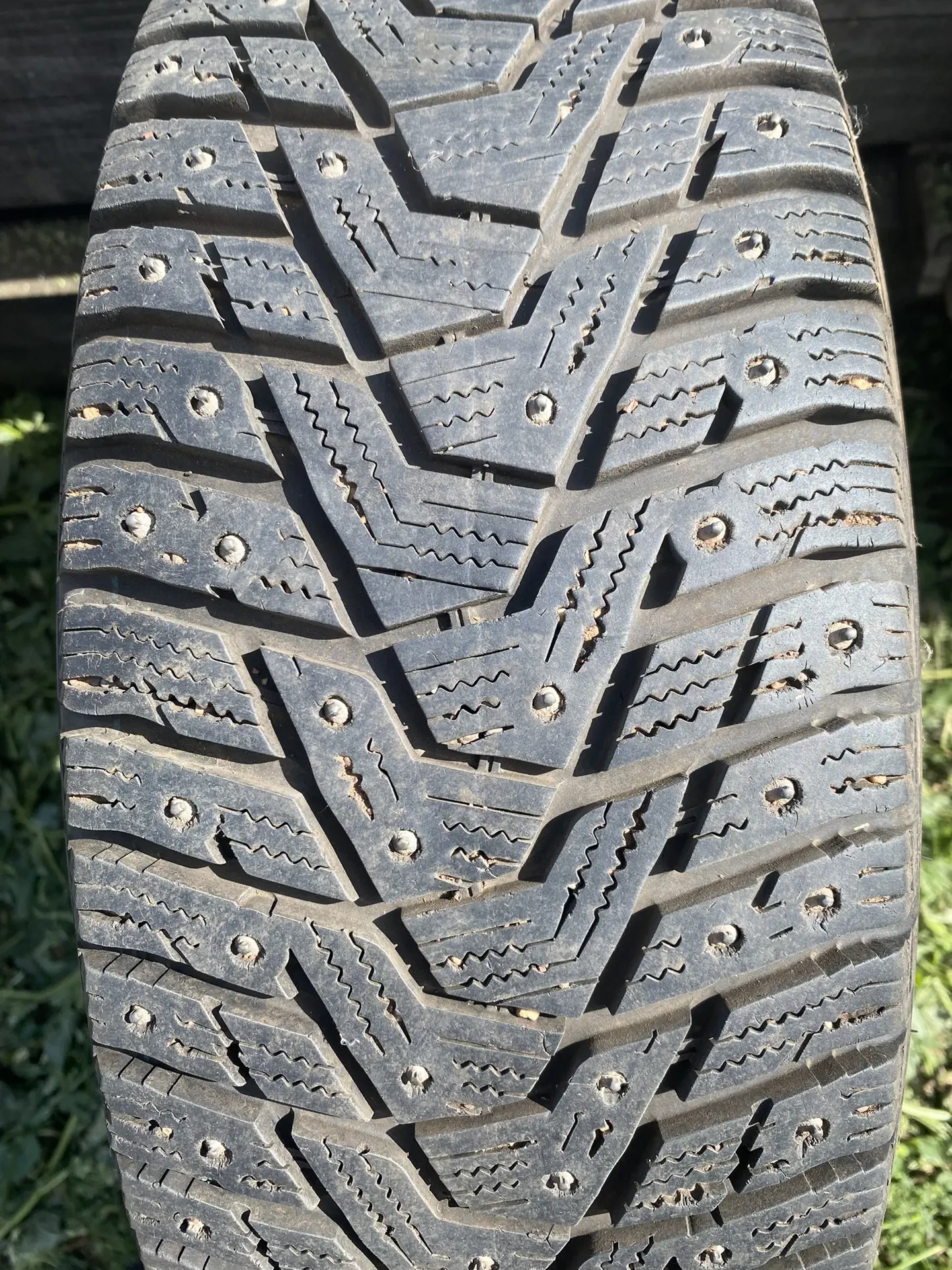 Продам зимние колеса стояли на Лада XRAY  195/65 r15 шипы все на месте! Ездили 1,5 меся...