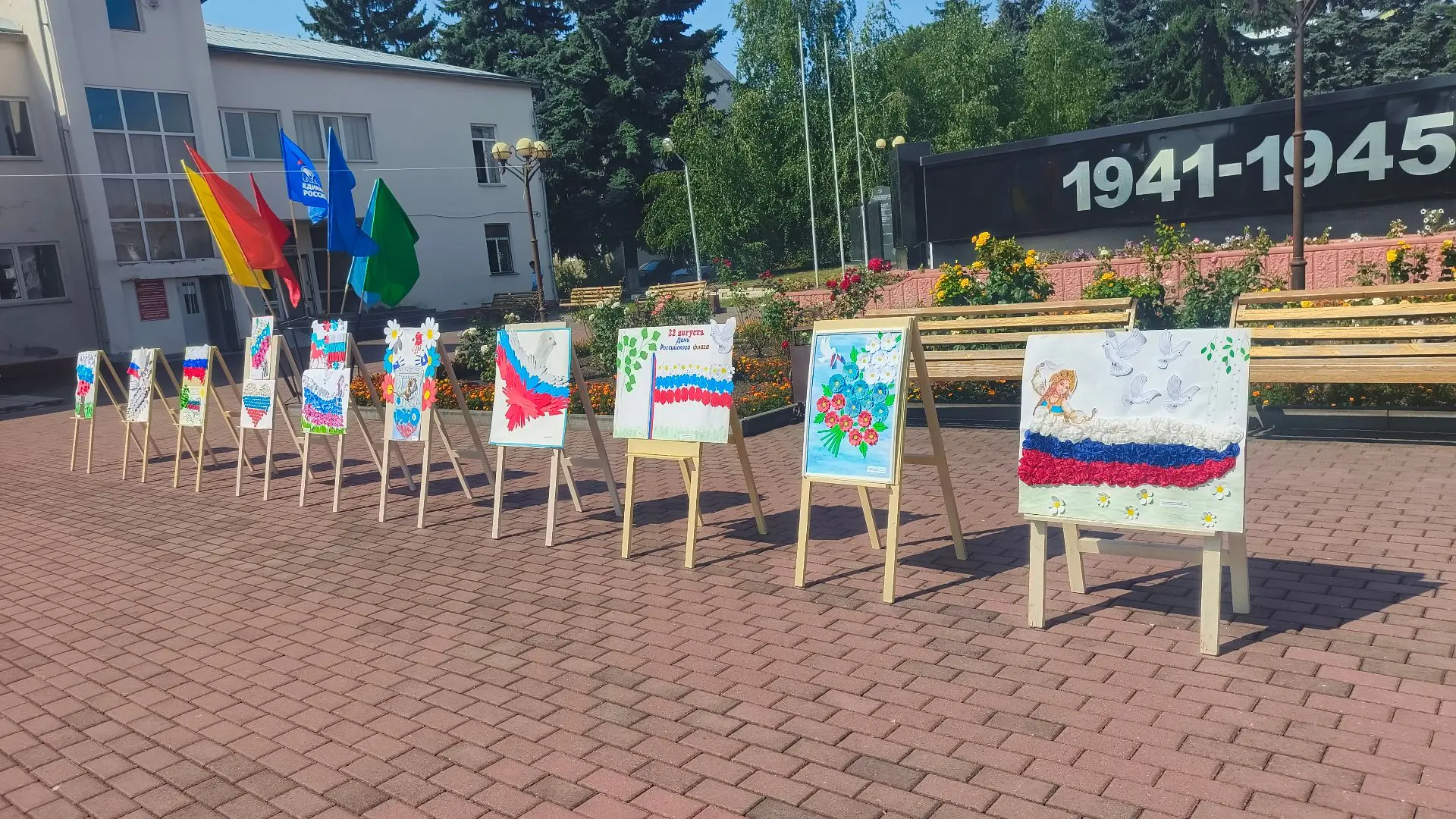 🇷🇺В преддверии Дня государственного флага России на площади перед Домом культуры г.п....
