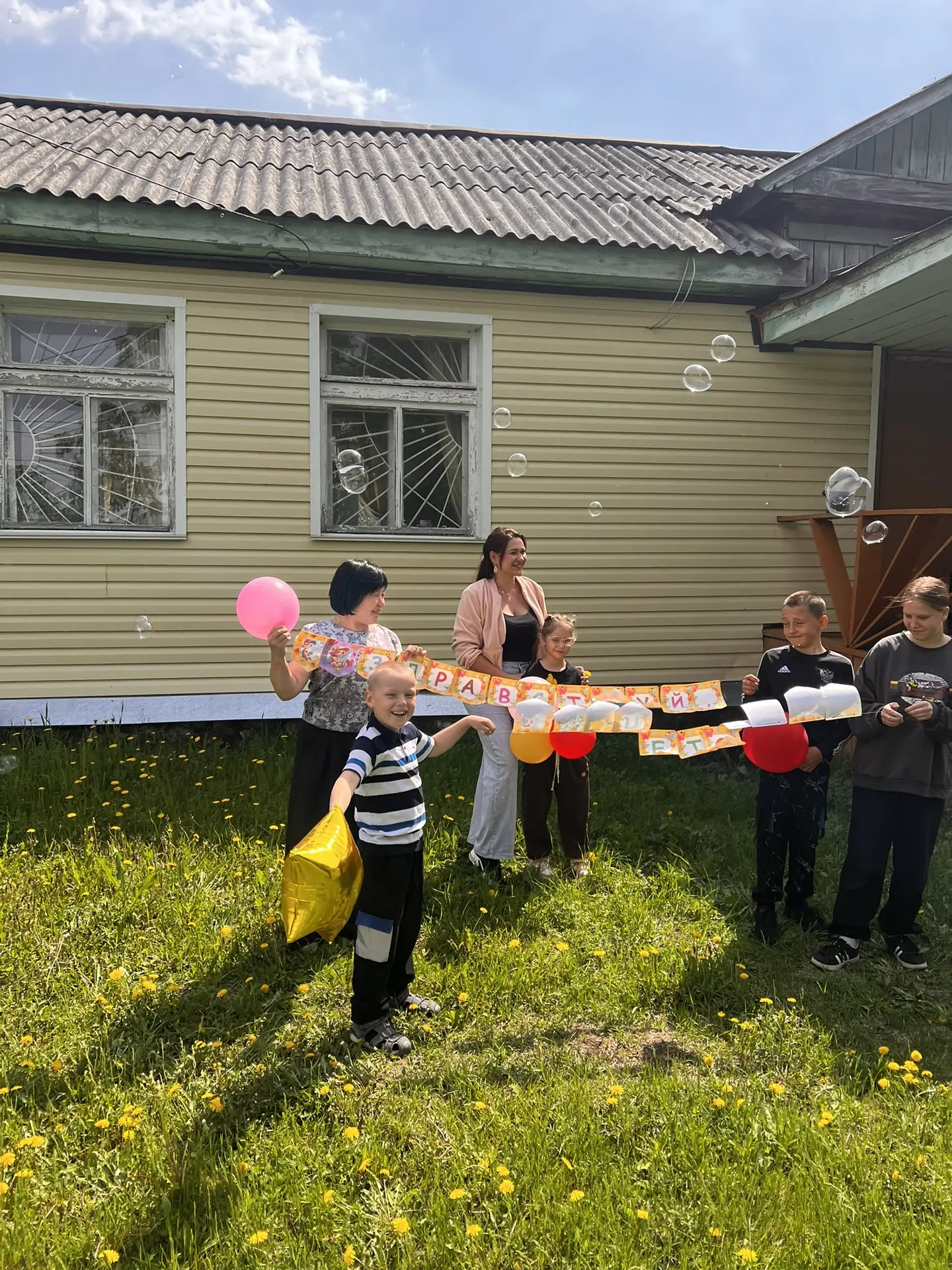Сегодня в нашей школе официально открылся летний дневной лагерь! 🌸 
По плану мы ждали всю начальную