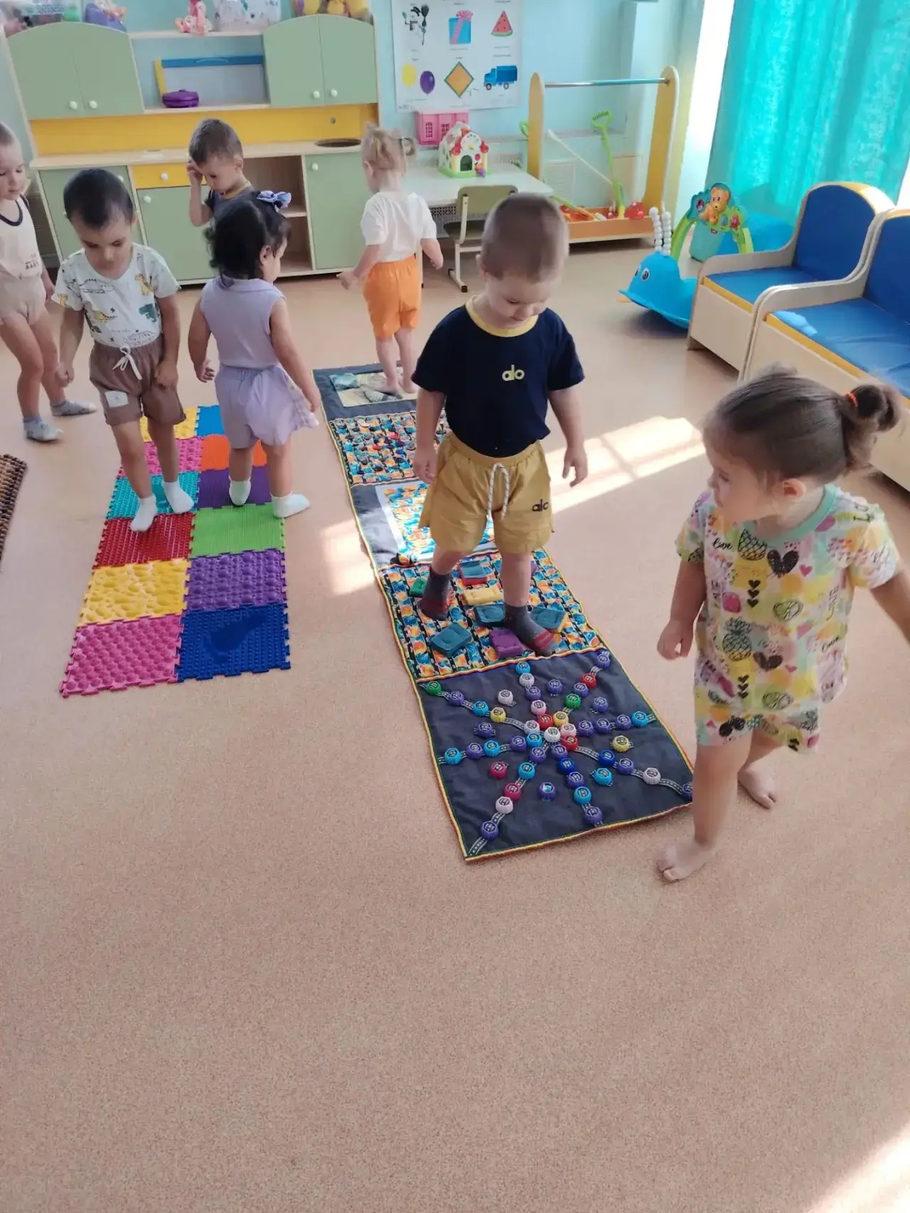 Первые шаги к большому миру: босохождение 👣 как ключ к развитию малыша.