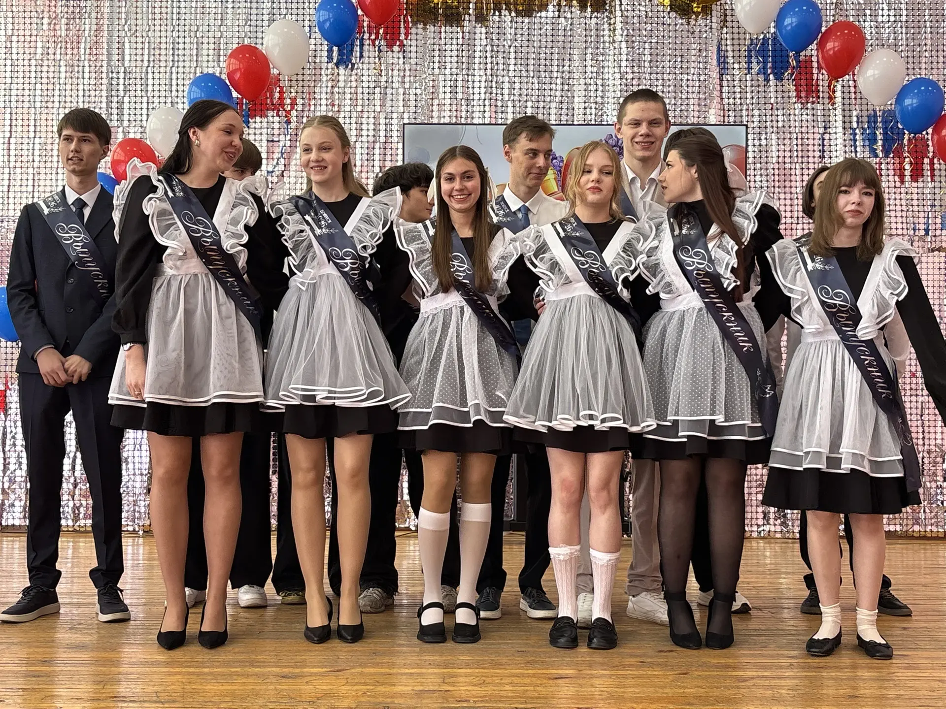 До слез... Прощай, любимая школа! 🔔✨  Сегодня по школьному двору пронеслось  эхо заливистого звонка 